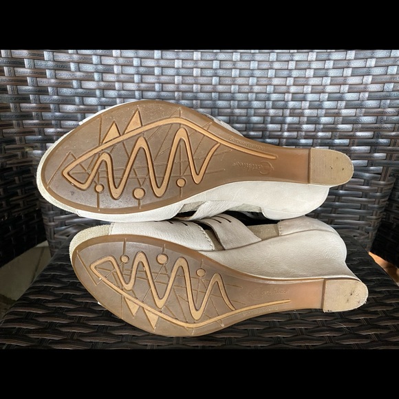 Suede Wedges by Earthics. Size 8.5 - Picture 5 of 8